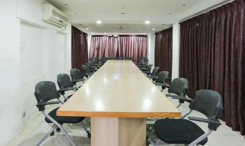 Business area at/o conference room sa Itsy Hotels Hill View Ex