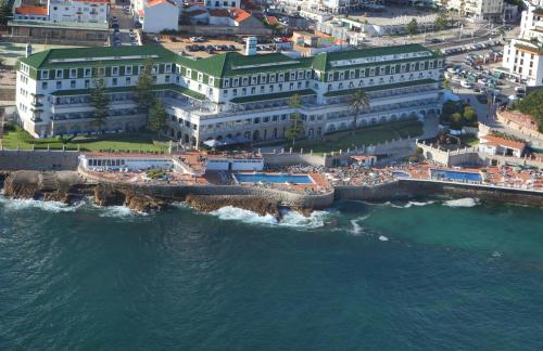 - une vue aérienne sur une plage avec des bâtiments et l'océan dans l'établissement Vila Gale Ericeira, à Ericeira