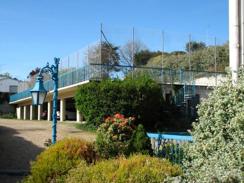 A piscina localizada em Logis Hotel De La Corniche ou nos arredores