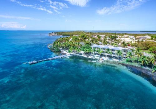 uma vista aérea de um resort no oceano em Lime Tree Bay Resort em Islamorada