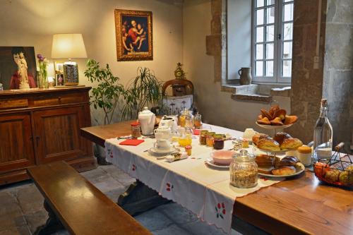 Comida na casa de hóspedes ou em algum lugar perto