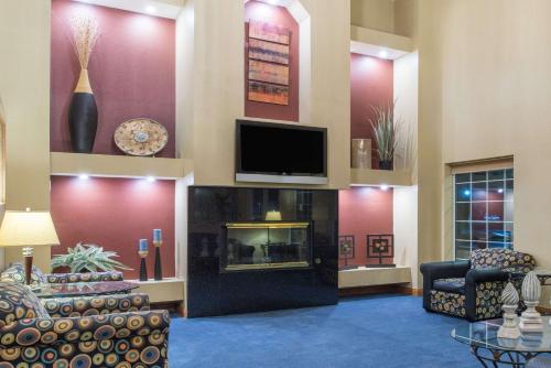 een lobby met een flatscreen-tv aan de muur bij Ramada by Wyndham Springfield North in Springfield