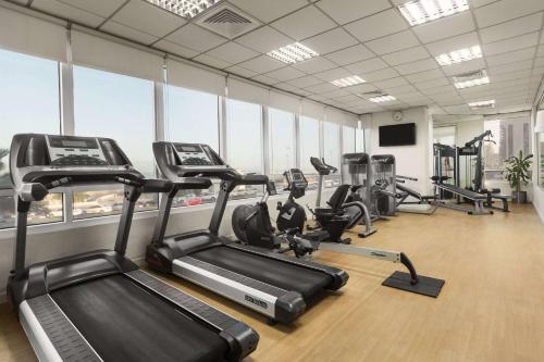 Fitnesa centrs un/vai fitnesa iespējas naktsmītnē Ramada by Wyndham Beach Hotel Ajman