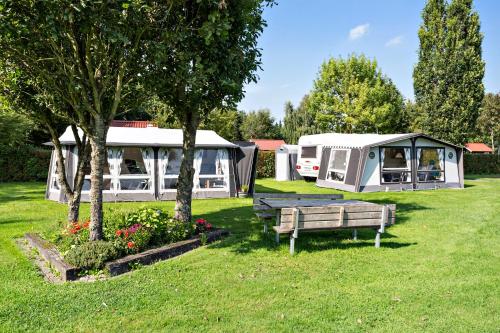 Un jardín fuera de Omme Å Camping & Cottages