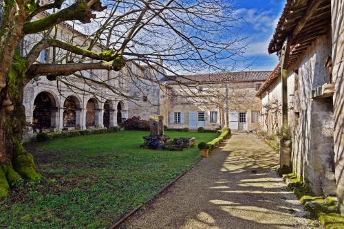 Um jardim em Le prieuré Saint Barthélémy