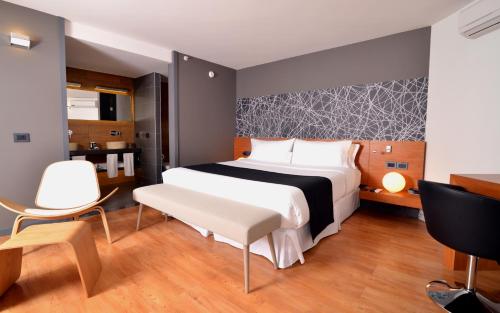 una camera con letto, scrivania e sedia di BIT Design Hotel a Montevideo