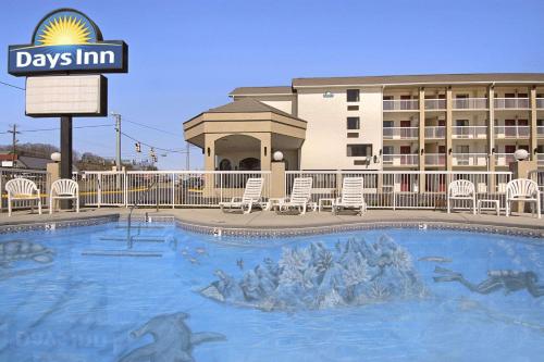 La alberca dentro o cerca de Days Inn by Wyndham Apple Valley Pigeon Forge/Sevierville