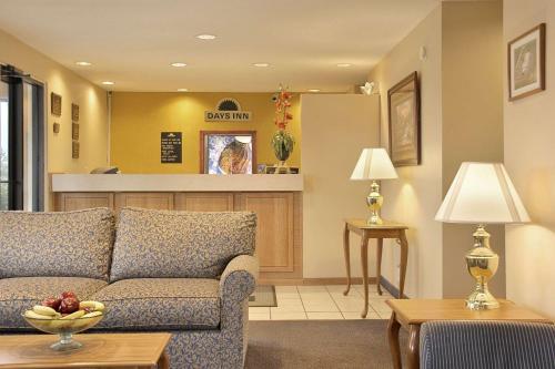 Un lugar para sentarse en Days Inn by Wyndham Plainfield