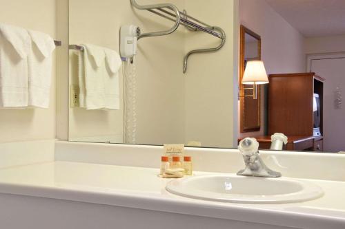 Un baño de Days Inn by Wyndham Plainfield