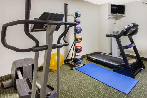 Fitness centar i/ili fitness sadržaji u objektu Days Inn & Suites by Wyndham New Iberia