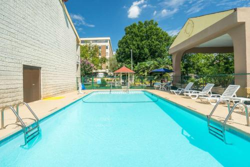 Piscina de la sau aproape de Days Inn by Wyndham Raleigh Midtown