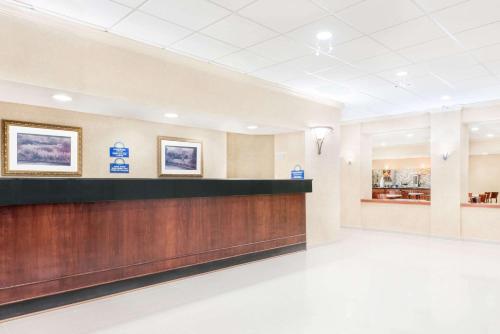 un vestíbulo de un hospital con mostrador de recepción en Days Inn & Suites by Wyndham York, en York