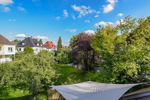 vistas a un patio con árboles y casas en Ferienwohnung Holl, en Bayreuth