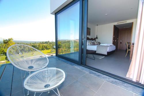 una camera con vista su una camera da letto e un letto di Enigma - Nature & Water Hotel a São Teotónio