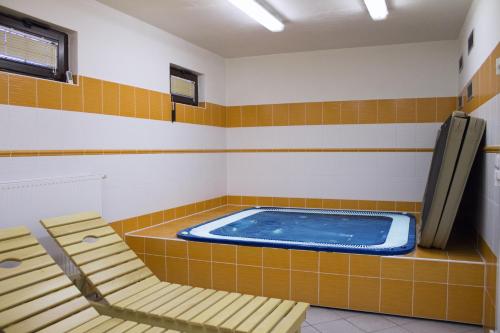 einen Pool in einem Raum mit zwei Stühlen und einer Poolfunktion in der Unterkunft Chalupy Na Rališce in Horní Bečva