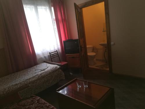 - une chambre d'hôtel avec un lit et un miroir dans l'établissement Садиба Достаток, à Kolomya