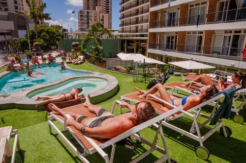 Басейн в или близо до Bunk Surfers Paradise International Backpacker Hostel