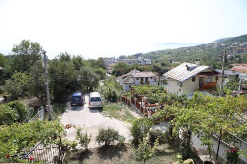 A general mountain view or a mountain view taken from a vendégházakat