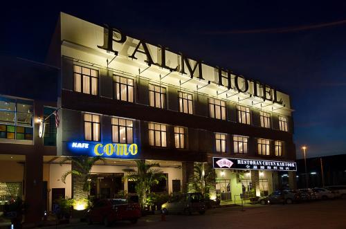 een groot gebouw met een bord voor een hotel bij Palm Hotel Ipoh in Ipoh