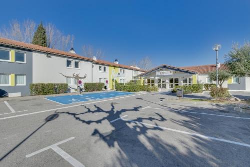 B&B HOTEL FREJUS Puget-sur-Argens في فريجوس: موقف فاضي امام مبنى