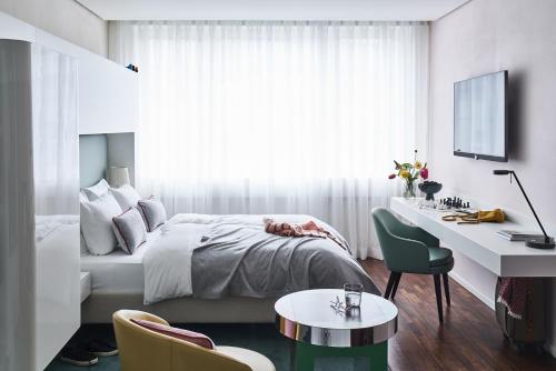 Tempat tidur dalam kamar di SIDE, Hamburg, a Member of Design Hotels