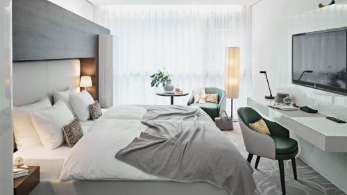 Tempat tidur dalam kamar di SIDE, Hamburg, a Member of Design Hotels