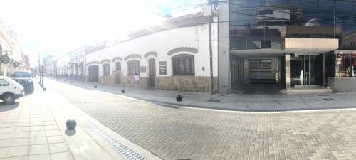 une rue pavée dans une ville avec un bâtiment dans l'établissement Departamento Salta Capital, à Salta