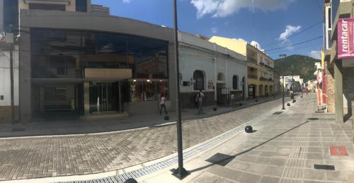 une rue de la ville avec un bâtiment et des gens qui marchent dans la rue dans l'établissement Departamento Salta Capital, à Salta