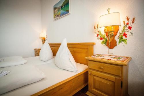 een slaapkamer met een bed en een lamp op een nachtkastje bij Casa Cerbului1 in Sebeş