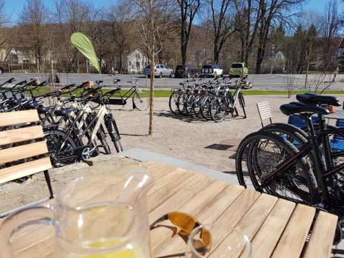 une table avec un tas de vélos garés dans un parking dans l'établissement Velo Inn Basislager Bad Berka, à Bad Berka