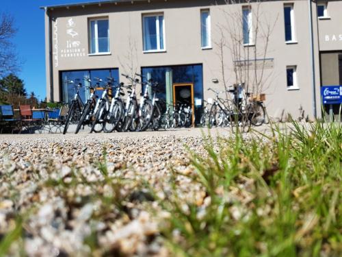 un groupe de vélos garés devant un bâtiment dans l'établissement Velo Inn Basislager Bad Berka, à Bad Berka