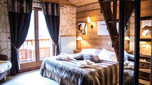 um quarto com uma cama com toalhas em Hôtel Chalet Alpage em La Clusaz