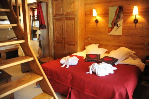 um quarto com uma cama com dois cães em Hôtel Chalet Alpage em La Clusaz