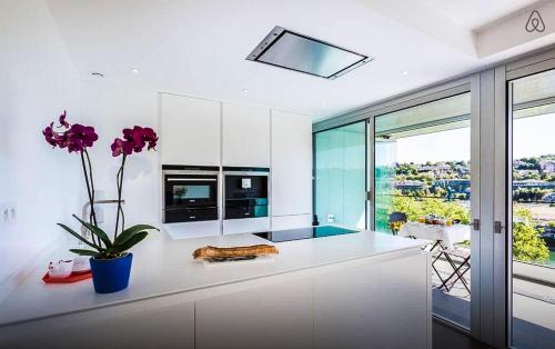 A kitchen or kitchenette at Vue sur Seine Musicale