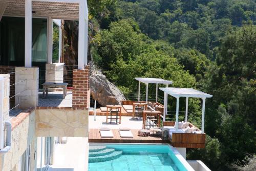 une maison avec une piscine sur le côté d'un bâtiment dans l'établissement Ölüdeniz Loft - Adults Only, à Ölüdeniz