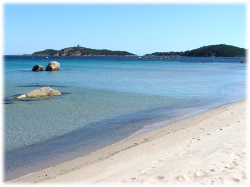 een strand met rotsen in het water bij U Paesolu in Sainte-Lucie de Porto-Vecchio