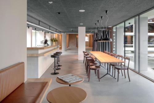 een eetkamer met een lange tafel en stoelen bij Bern Youth Hostel in Bern