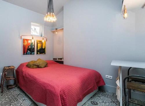 una camera con letto rosso e specchio di Unique Studio House | City Centre a Lisbona