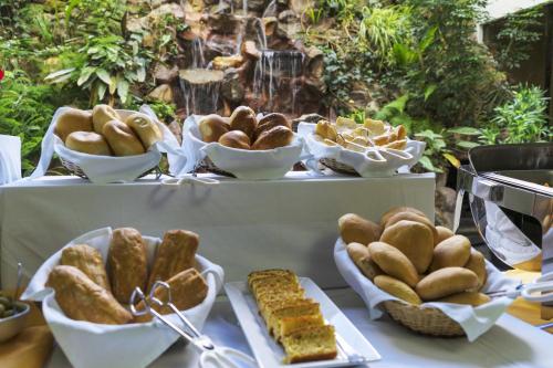 - un buffet de pain et de viennoiseries sur une table dans l'établissement Gran Hotel Continental, à Cajamarca