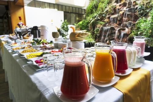 une longue table remplie de différents types de boissons dans l'établissement Gran Hotel Continental, à Cajamarca