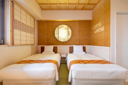 Una cama o camas en una habitación de HOTEL MYSTAYS Asakusabashi