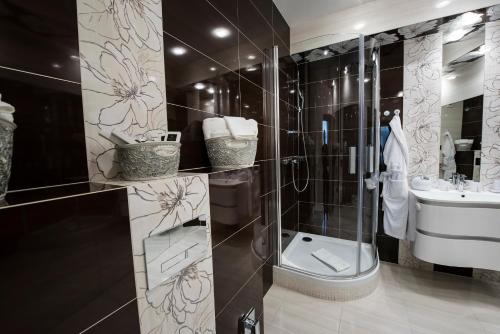 A bathroom at Golden Royal Boutique Hotel & Spa