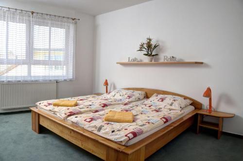 een slaapkamer met een bed met 2 kussens erop bij Vila Dům Evropa in Třeboň