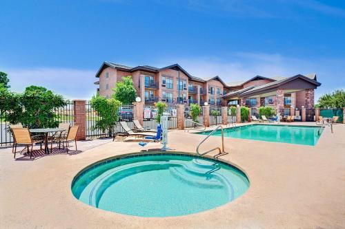 Piscina a Days Inn & Suites by Wyndham Page Lake Powell o a prop