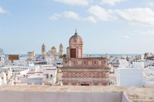 uitzicht op de stad vanaf het dak van een gebouw bij Hotel Casa de las Cuatro Torres in Cádiz