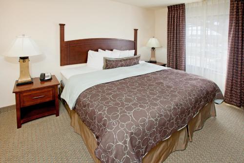 เตียงในห้องที่ Staybridge Suites Indianapolis Downtown-Convention Center, an IHG Hotel