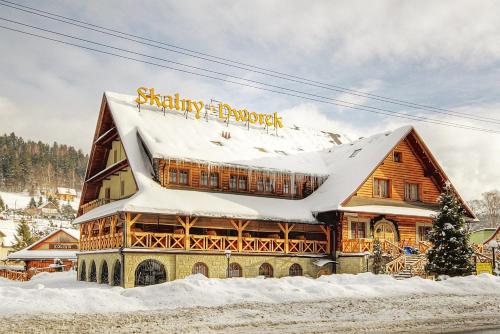 un gran edificio con techo cubierto de nieve en Skalny Dworek, en Brenna