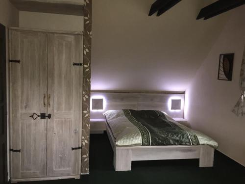 um quarto com uma cama e um armário com luzes em Privat pri Hradbach em Levoča