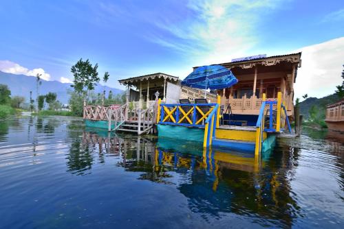 Golden Hopes Group of Houseboats