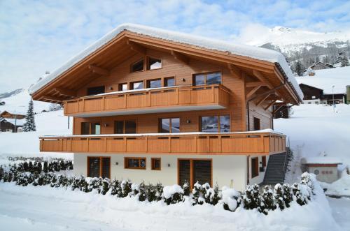 domek wiejski w śniegu ze śniegiem w obiekcie Chalet Rothenegg - GRIWA RENT AG w mieście Grindelwald